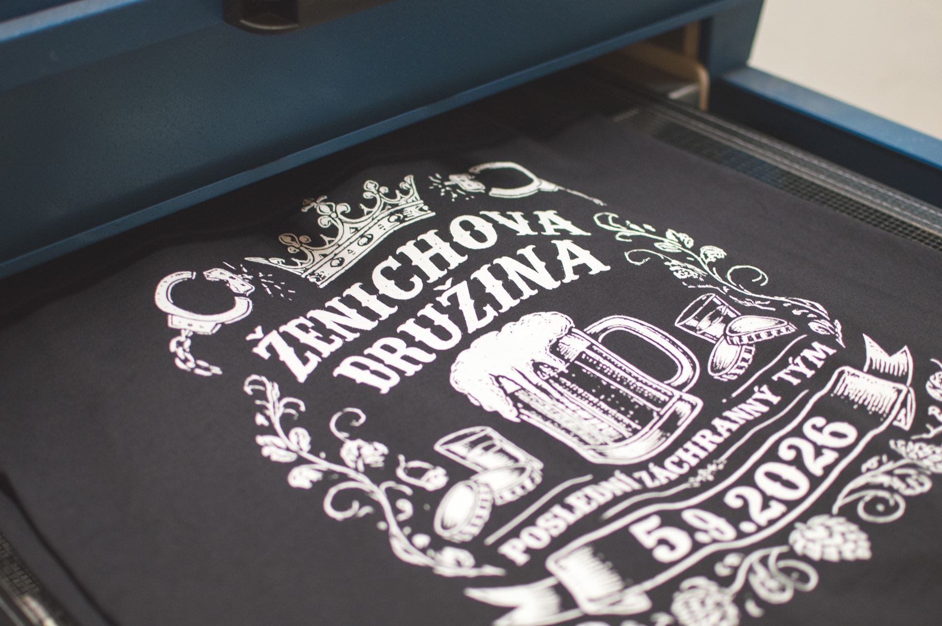 Detail vytvrzeného potisku na černém tričku